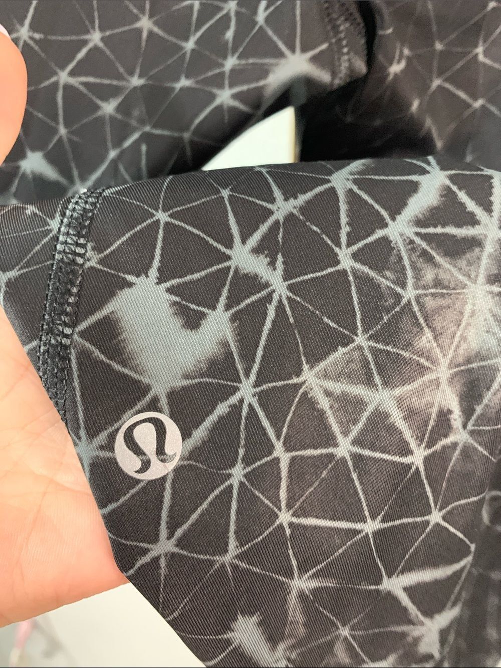 Lululemon Black Geometric Print Athletic Leggings- 7/8 length-Size 6 - Picture 6 of 9